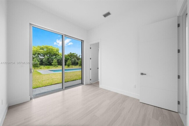 Building Photo - 16710 Botaniko Dr N