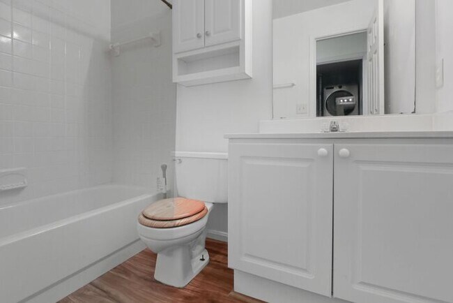 Building Photo - 15663 Viewpoint Cir