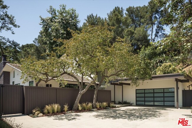 Building Photo - 2313 Banyan Dr