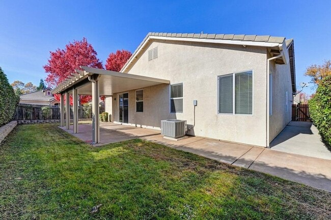 Building Photo - Gorgeous Roseville 4 Bedroom