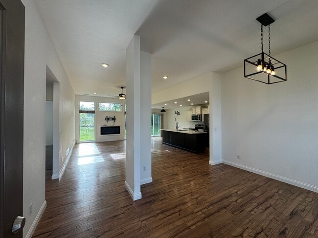 Building Photo - Single Family Home - Available For Rent!