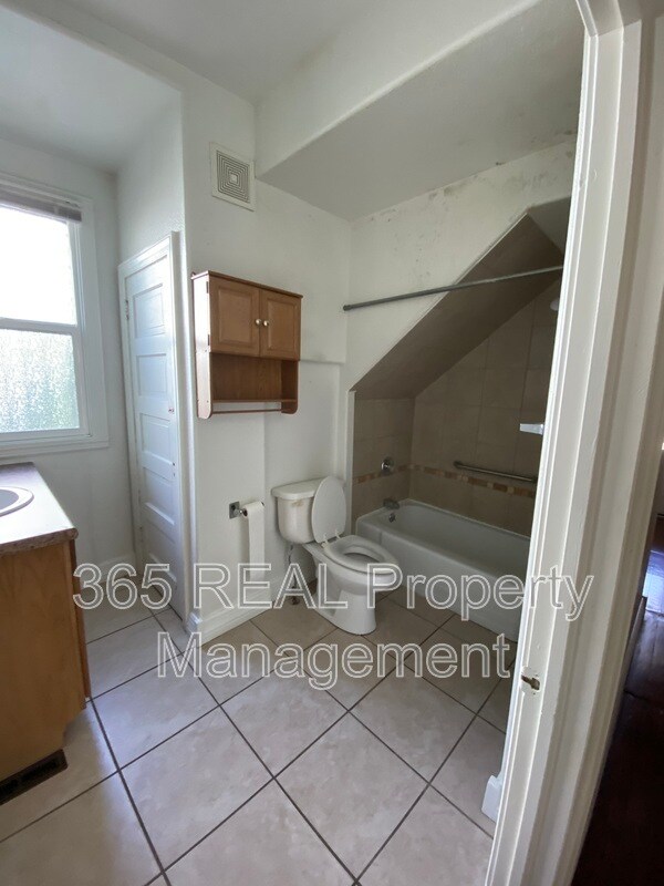 Building Photo - 1431 11 Street, Unit A