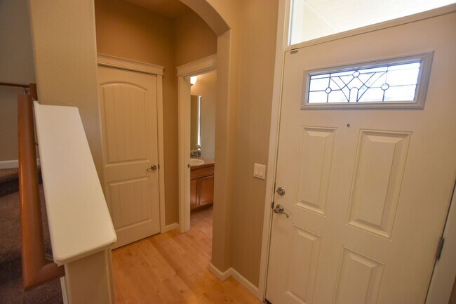 Building Photo - Gorgeous home in Olympia!!