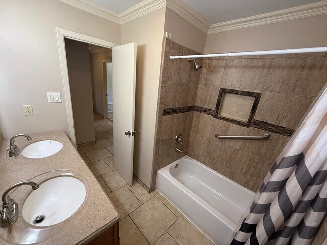 Building Photo - 1105 Hill Place Dr