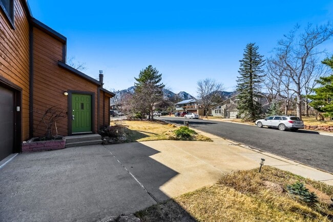 Building Photo - Incredible Shanahan Ridge Home with Flatiron Views