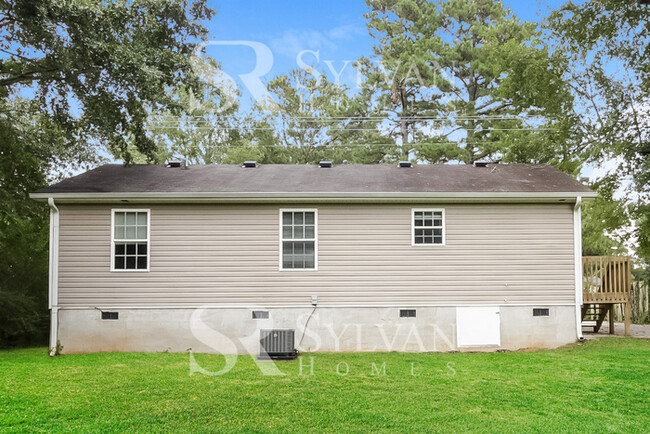 Building Photo - Enjoy the Coziness of this Darling Home