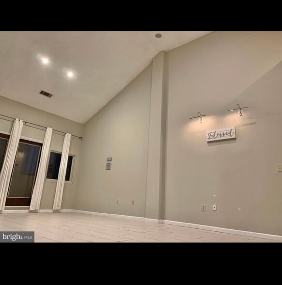 Building Photo - 1040 Deer Ridge Dr