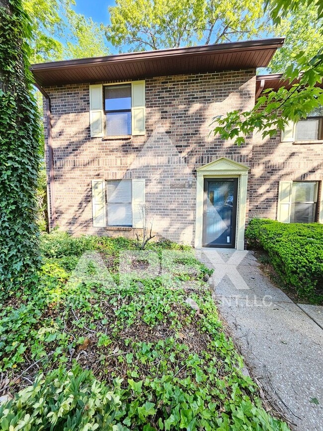 Building Photo - Spacious 2-Bdrm 1.5 Ba Townhouse style Condo in West Knoxville! End Unit!