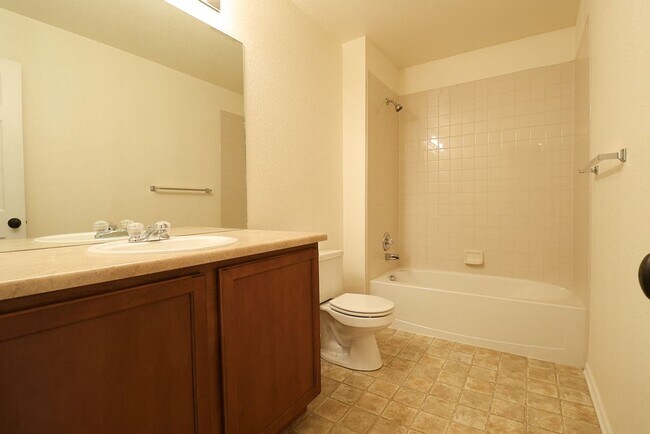 Building Photo - Beautiful Updated Town Home in Fort Collins