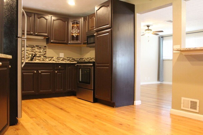 Building Photo - Stunning 3 bedroom/ 1 3/4 bath Ranch in Ha...
