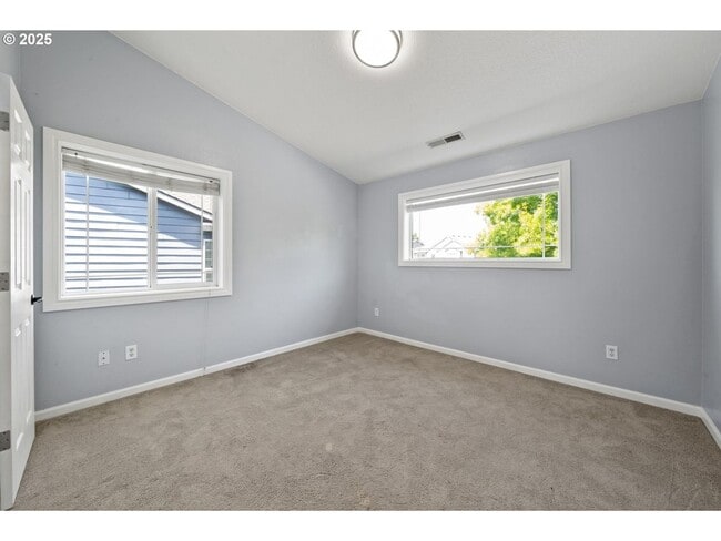 Building Photo - 3 levels, 7 bedrooms , lower level apartme...