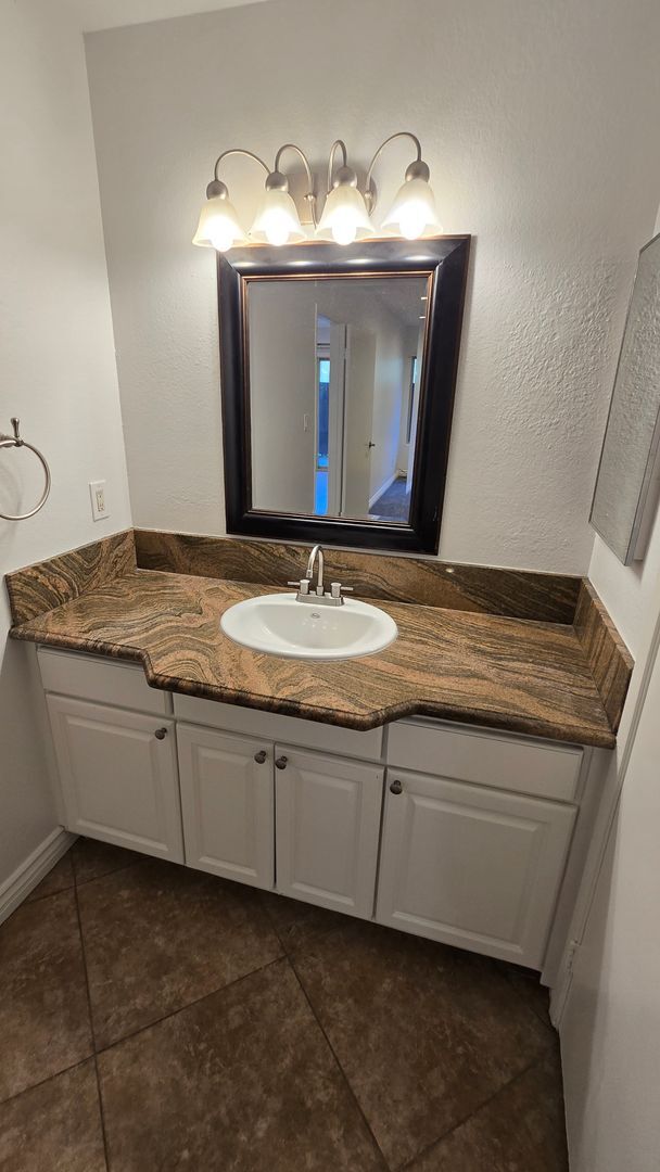 Building Photo - Santa Ana - 1 Bedroom 1 Bath Downstairs Co...