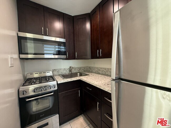 Building Photo - 2400 Vanderbilt Ln