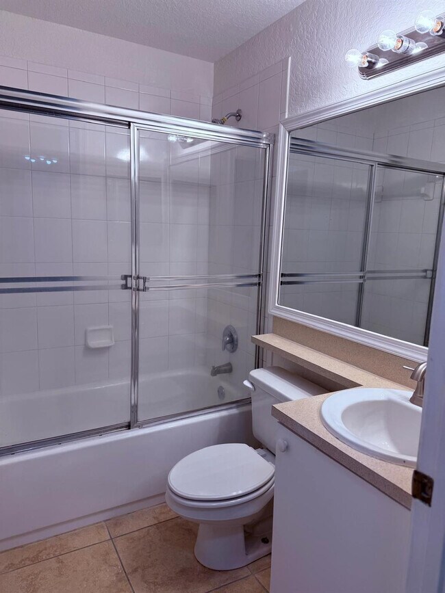 Building Photo - 2941 Riverside Dr