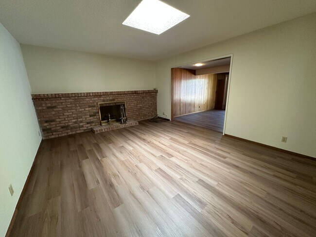Building Photo - 4 Bedroom, bedrooms with hardwood floors