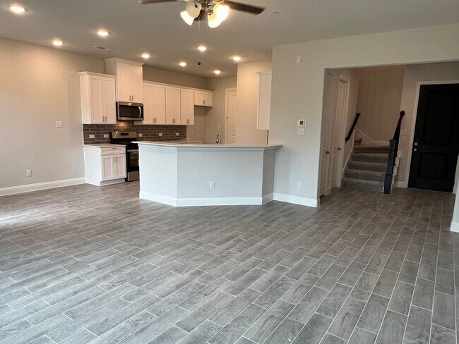 Building Photo - 552 Hutchinson Ln