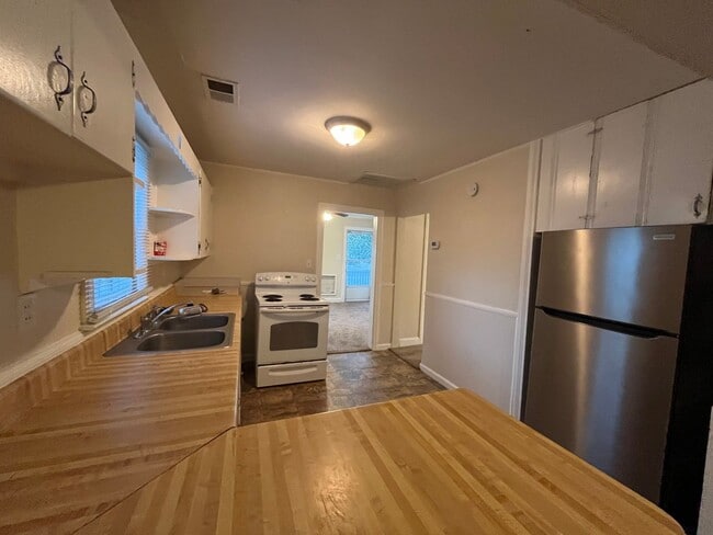 Building Photo - 1 Bedroom/ 1 Bathroom Duplex plus office, ...