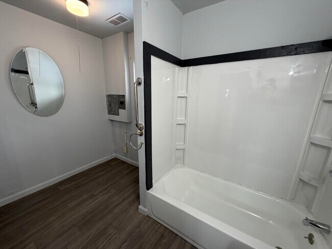 Building Photo - 1606 Glenview-