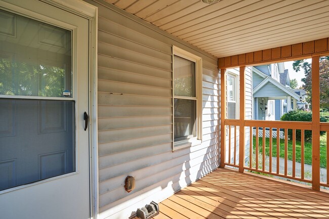 Building Photo - Beautiful Remodel in Goodyear Heights