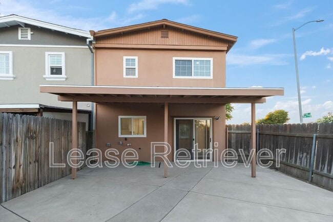 Building Photo - 990 Palm Cir