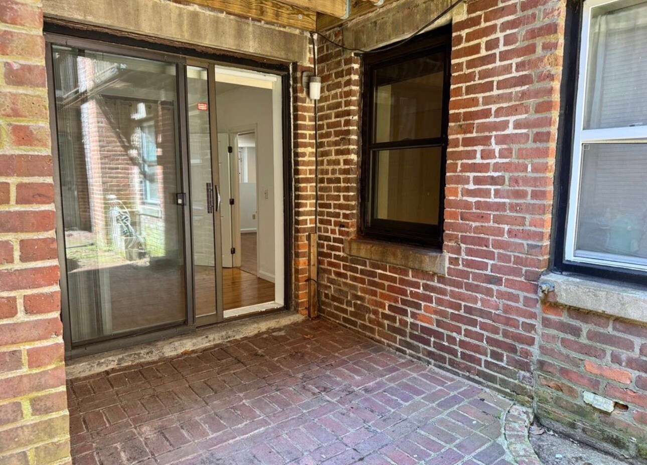 Building Photo - 390 Riverway