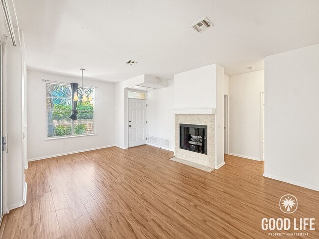 Building Photo - Upgraded 2B/2BA With AC, Washer/Dryer, & Private Patio!