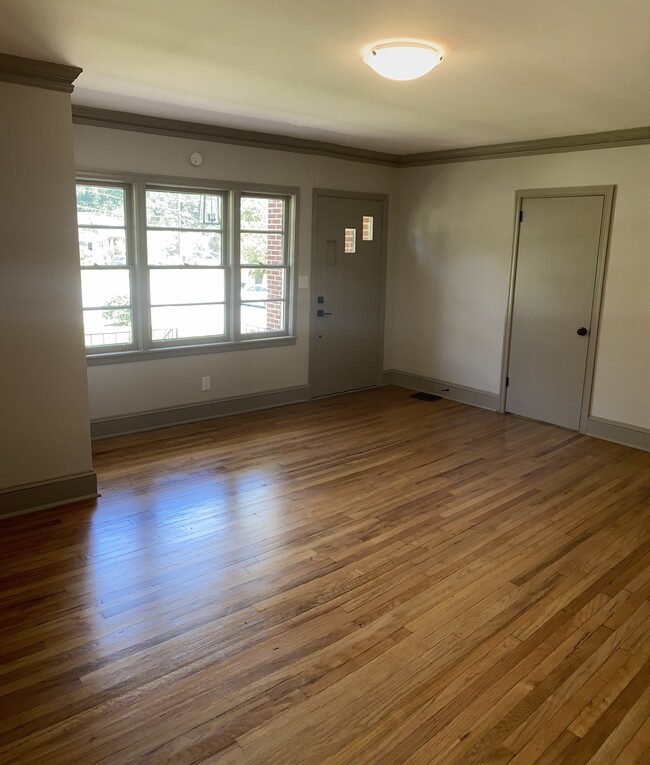 Building Photo - 552 Mellview Ave SW