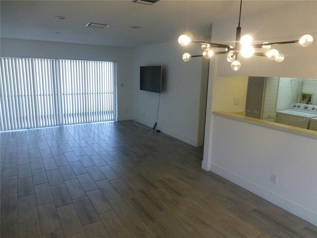 Building Photo - 60 Iris Pl