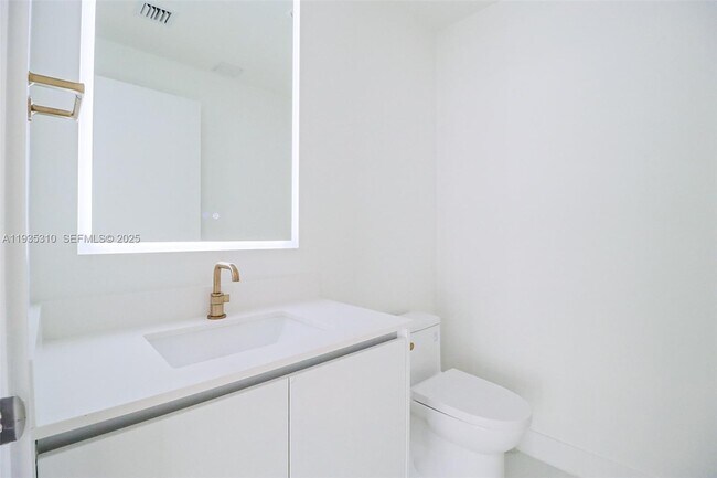 Building Photo - 700 NE 24th St