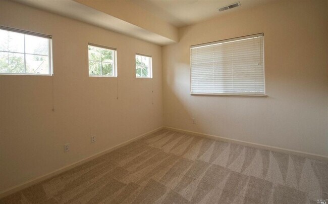 Building Photo - Beautifully Updated 5 Bedroom, 4 Bath Home...