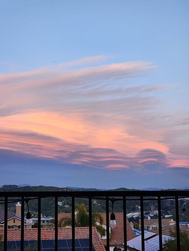 Building Photo - Imagine this... 6BR cul-de-sac home with downstairs guest suite, 3,882 sq ft, scenic views, upgra...