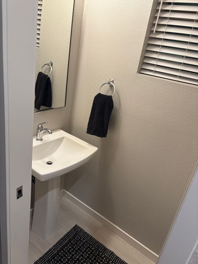Building Photo - Modern 2-Bedroom Condo Near Downtown Sacra...