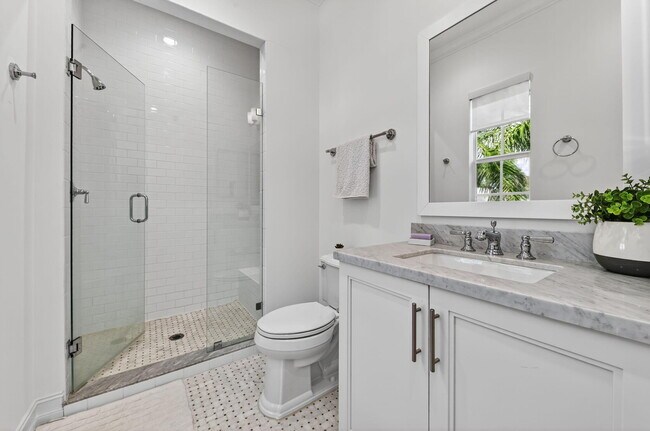 Building Photo - 121 Lily Ln