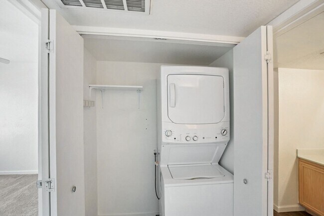 Building Photo - Beautiful Summerlin 1 Bed Condo