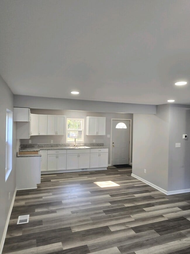 Building Photo - Enjoy this beautifully remodeled 3-bedroom, 1-bath home