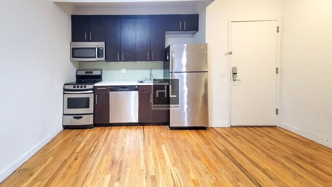 Building Photo - NOLL STREET / Spacious 2 Bed 1 Bath / Grea...