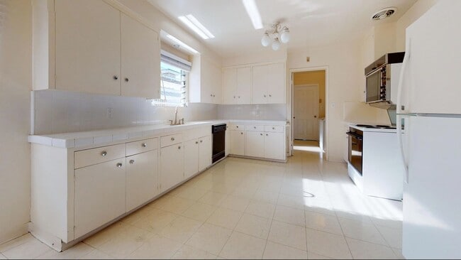 Building Photo - Large 7 Bedroom house on Dorothy - Steps off Campus!!