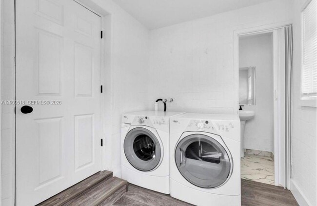 Building Photo - 427 NW 19th Ave