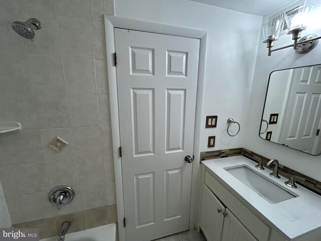 Building Photo - 12405 Hickory Tree Way