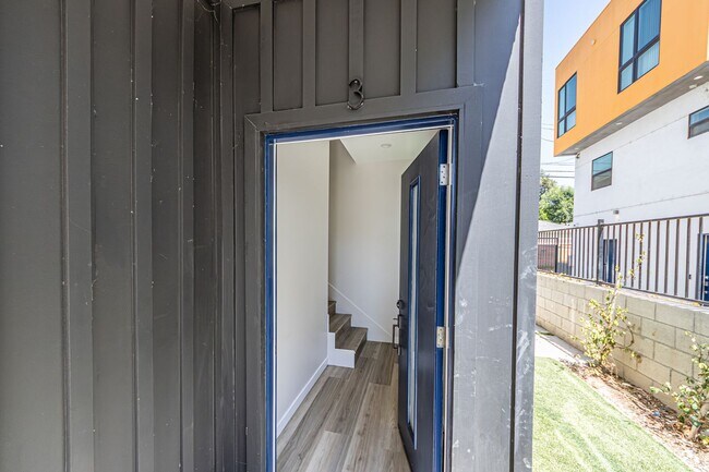 Building Photo - Designer-inspired, tri-level townhome offe...