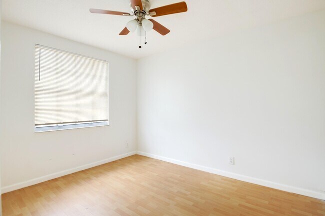 Building Photo - 6420 Park Lake Cir