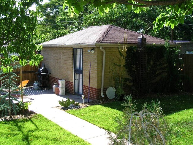 Building Photo - Beautiful 3 bed 2 bath home in Denver Available Mid September