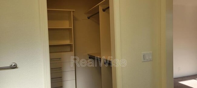 Building Photo - 1267 SW Ironwood Dr