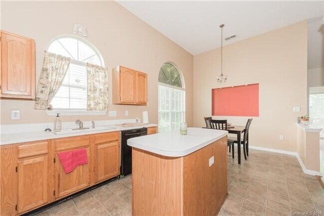 Building Photo - Spacious 4BR House in Charlotte