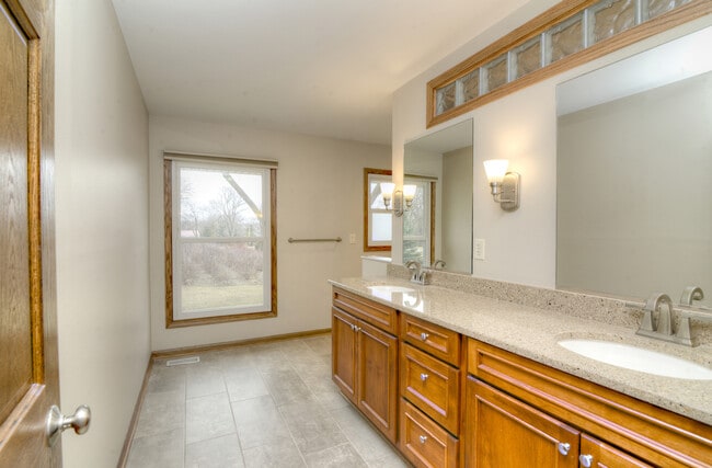 Building Photo - 1070 Center Dr