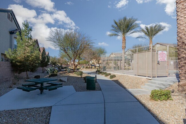 Building Photo - Newer three bedroom unit in gated communit...