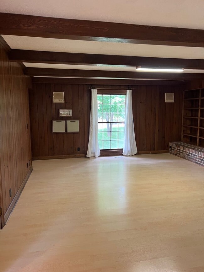 Building Photo - Single Family Home on almost an acre, 4 be...