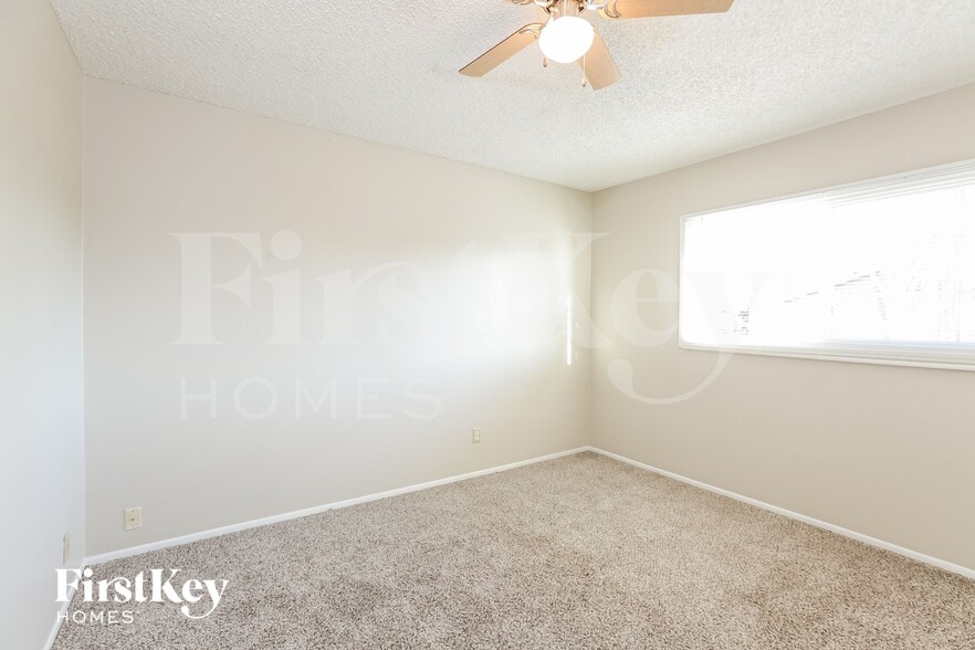 Building Photo - 614 E Greenway Dr