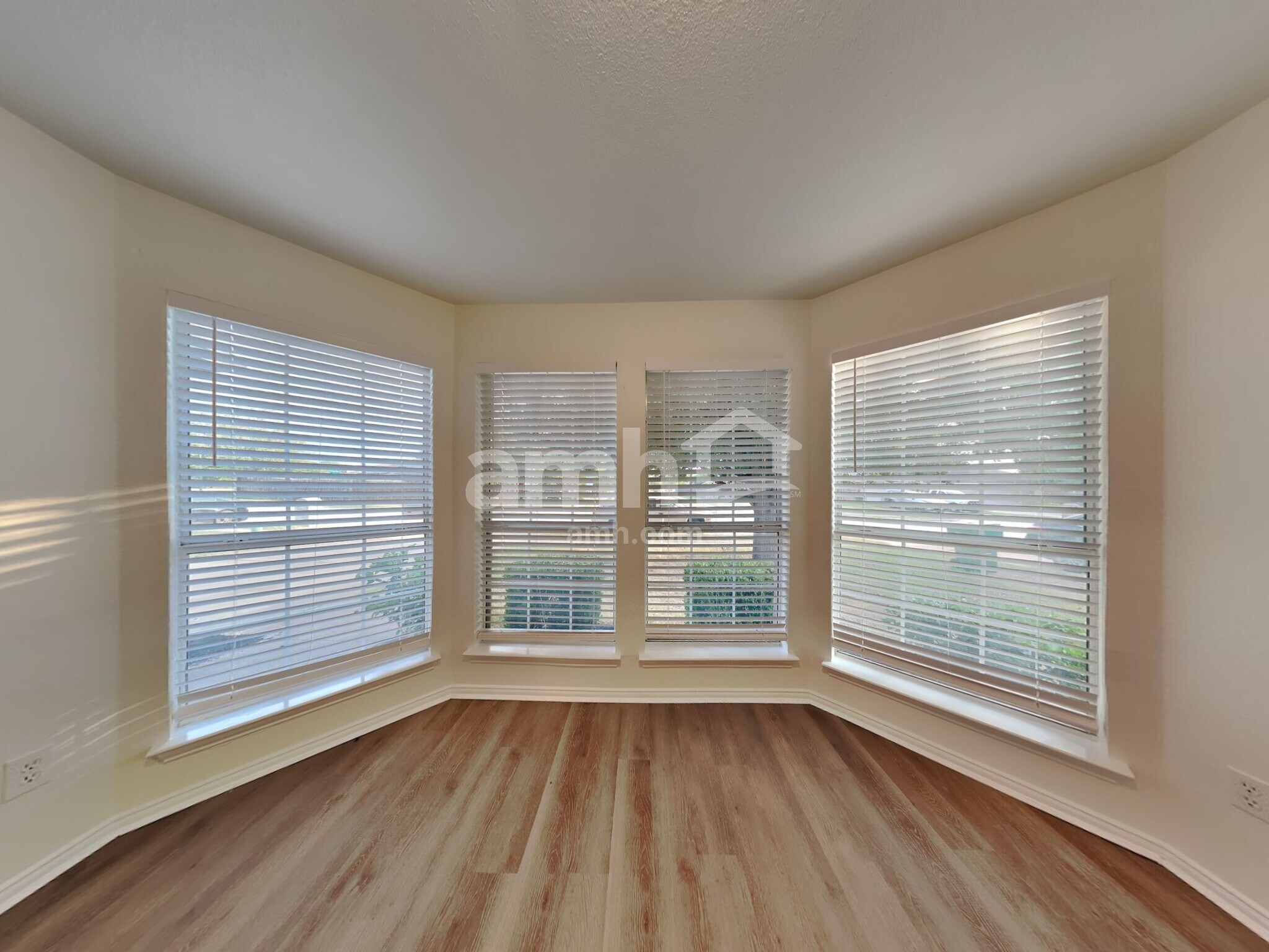 Building Photo - 1373 Meadowbrook Ln