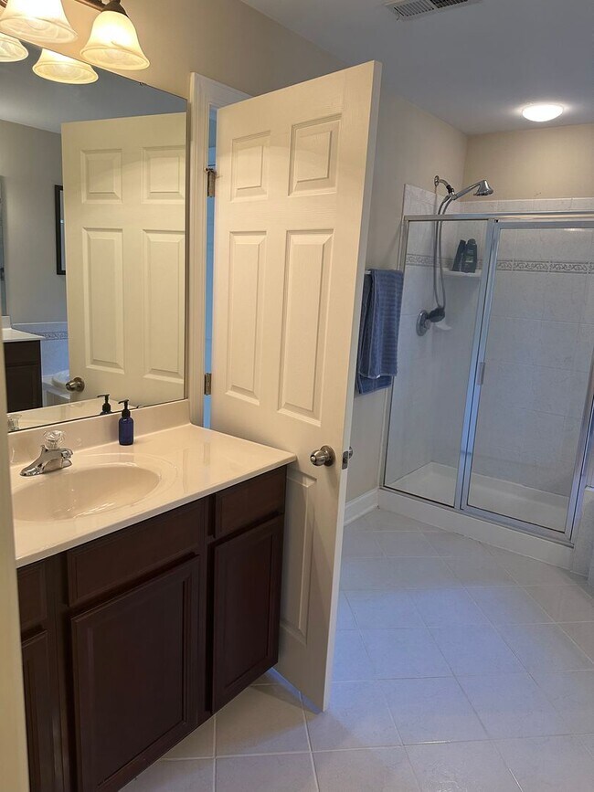 Building Photo - Prime Location, Five Forks! Lease only